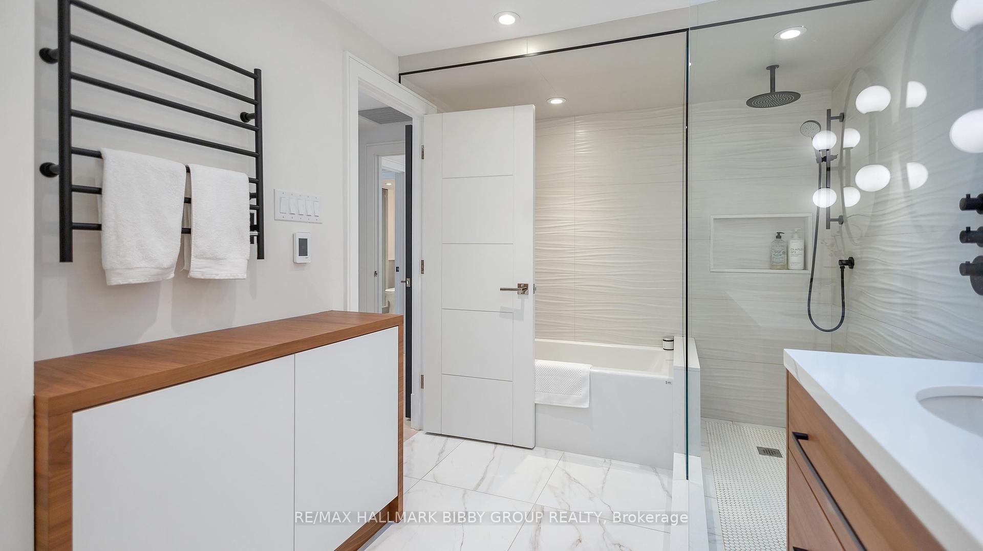 3 Bedrooms Condo at 99 Harbour, Toronto For sale