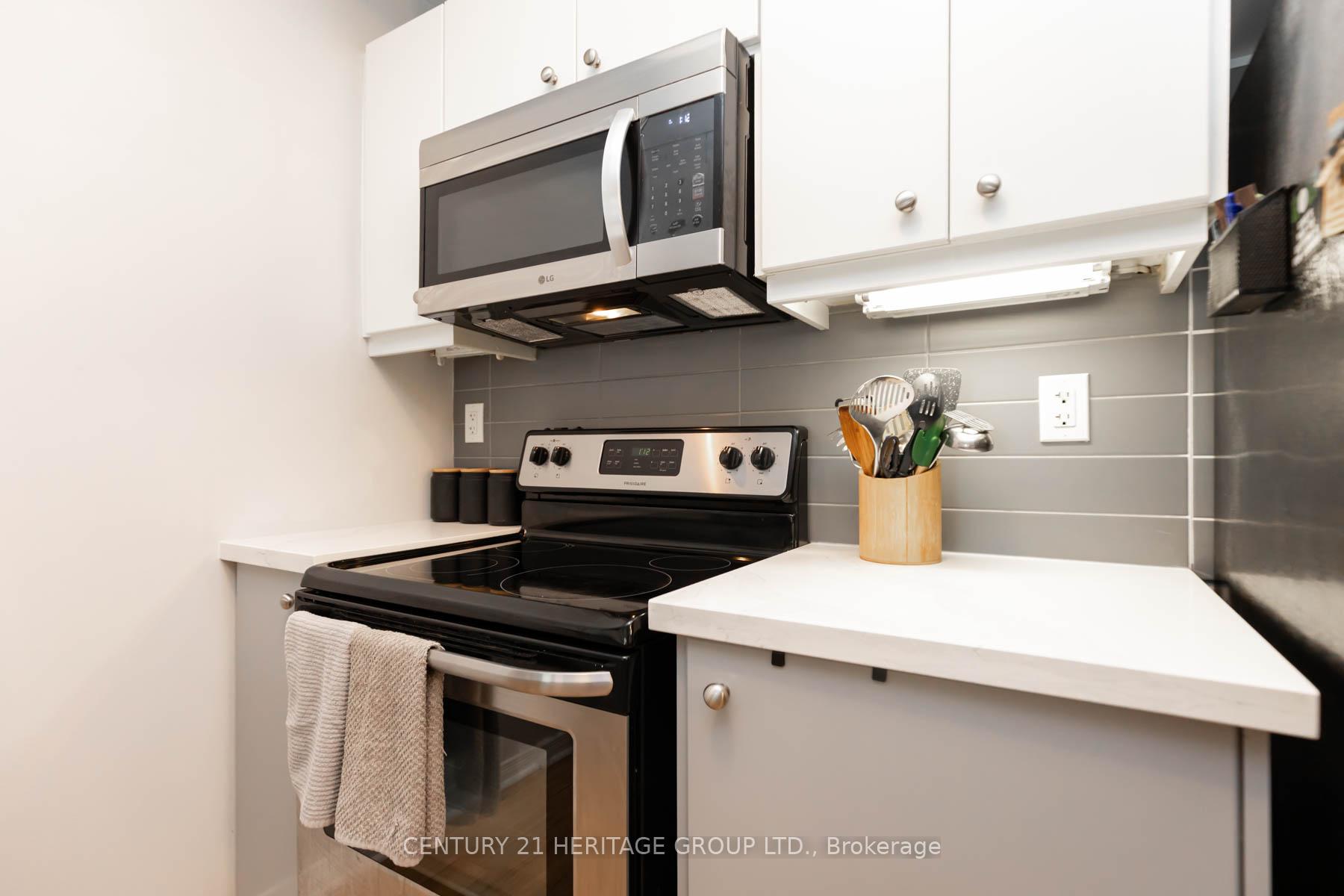 2 Bedrooms Condo at 68 Winston Park, Toronto For sale