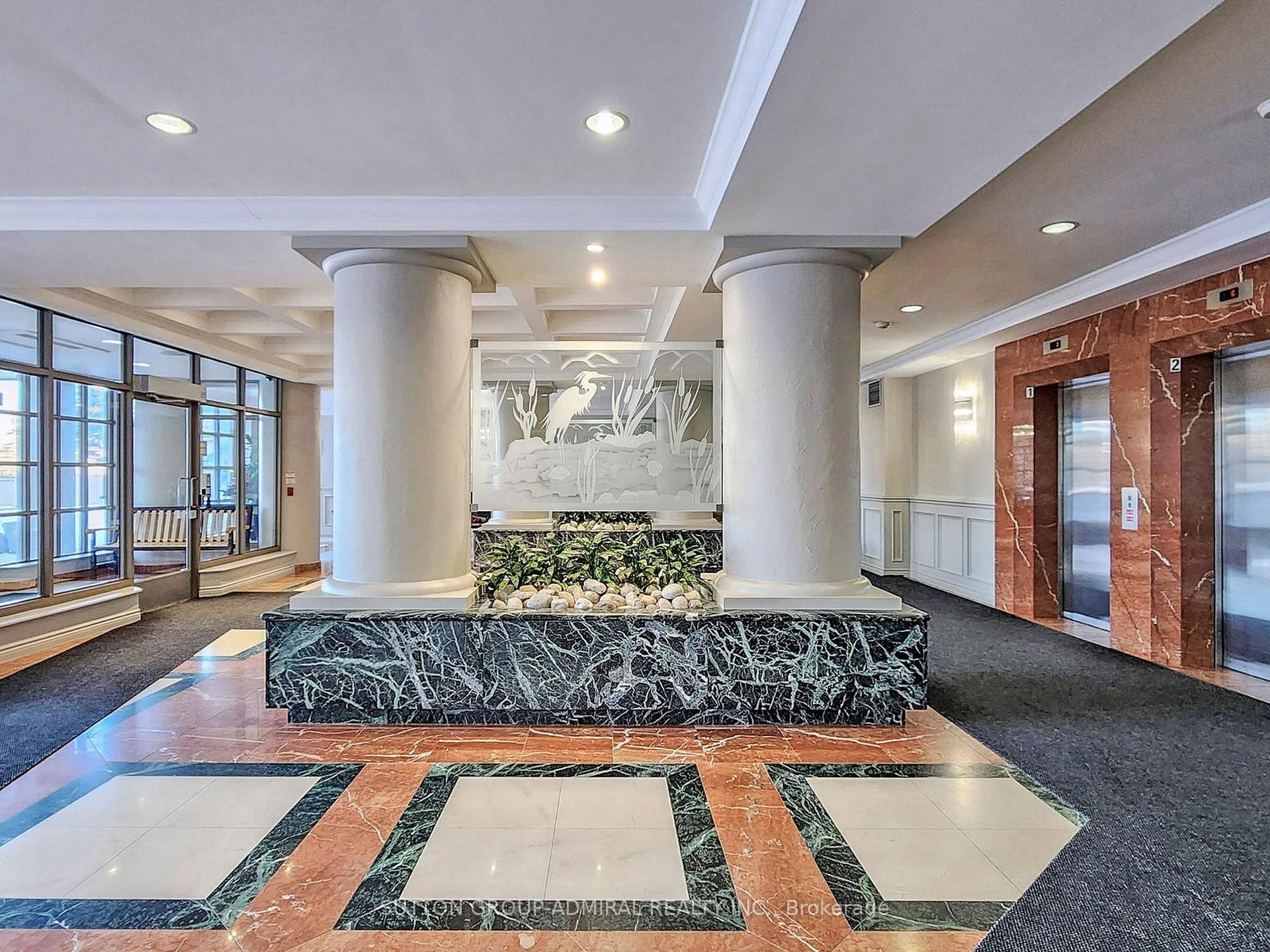2 Bedrooms Condo at 11 Townsgate,  Vaughan For sale