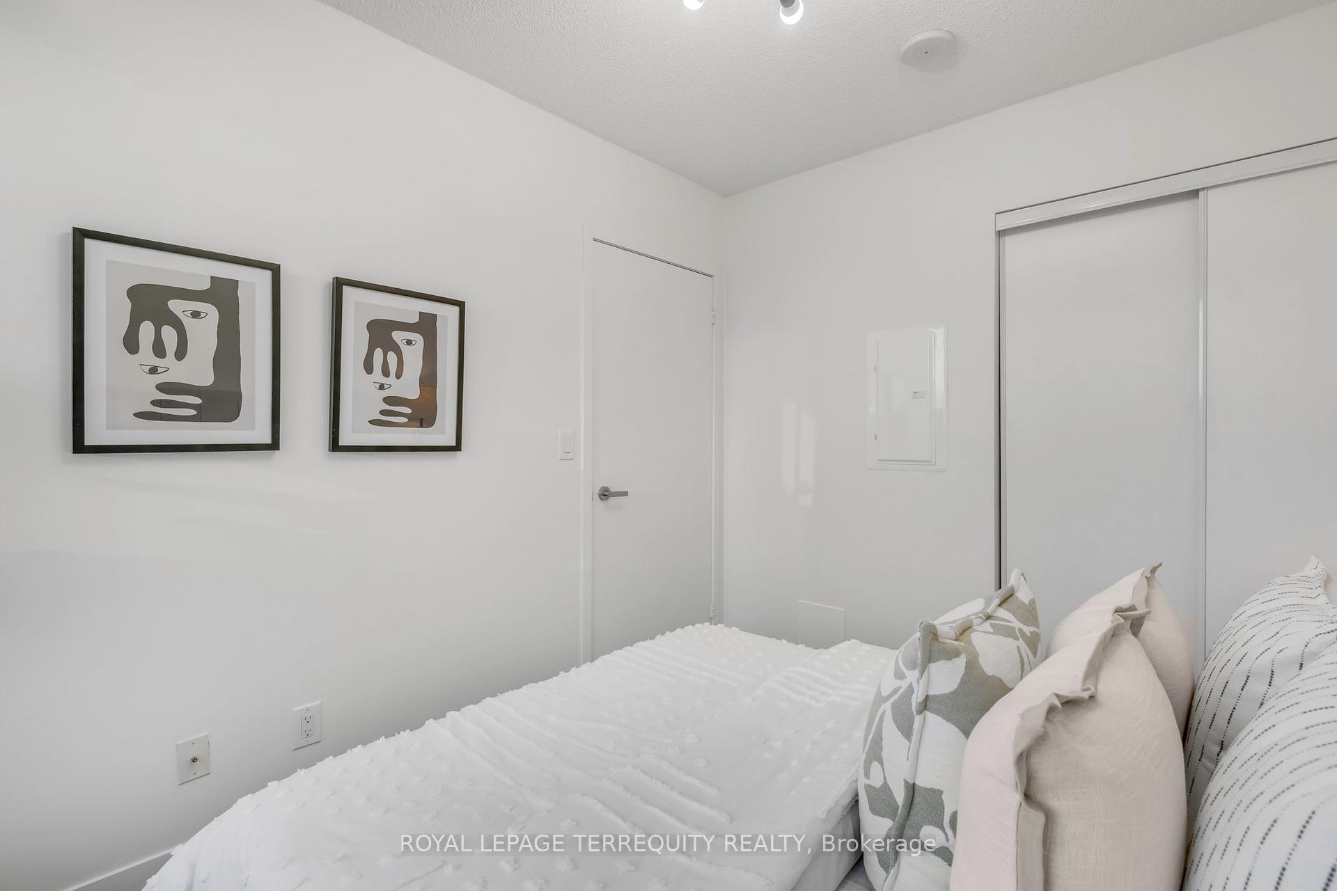 1 Bedroom Condo at 88 Harbour, Toronto For sale