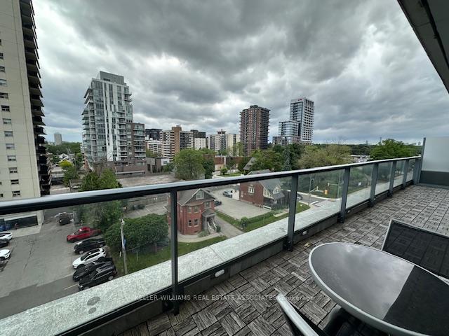 2 Bedrooms Condo at 1 Hurontario, Mississauga For sale