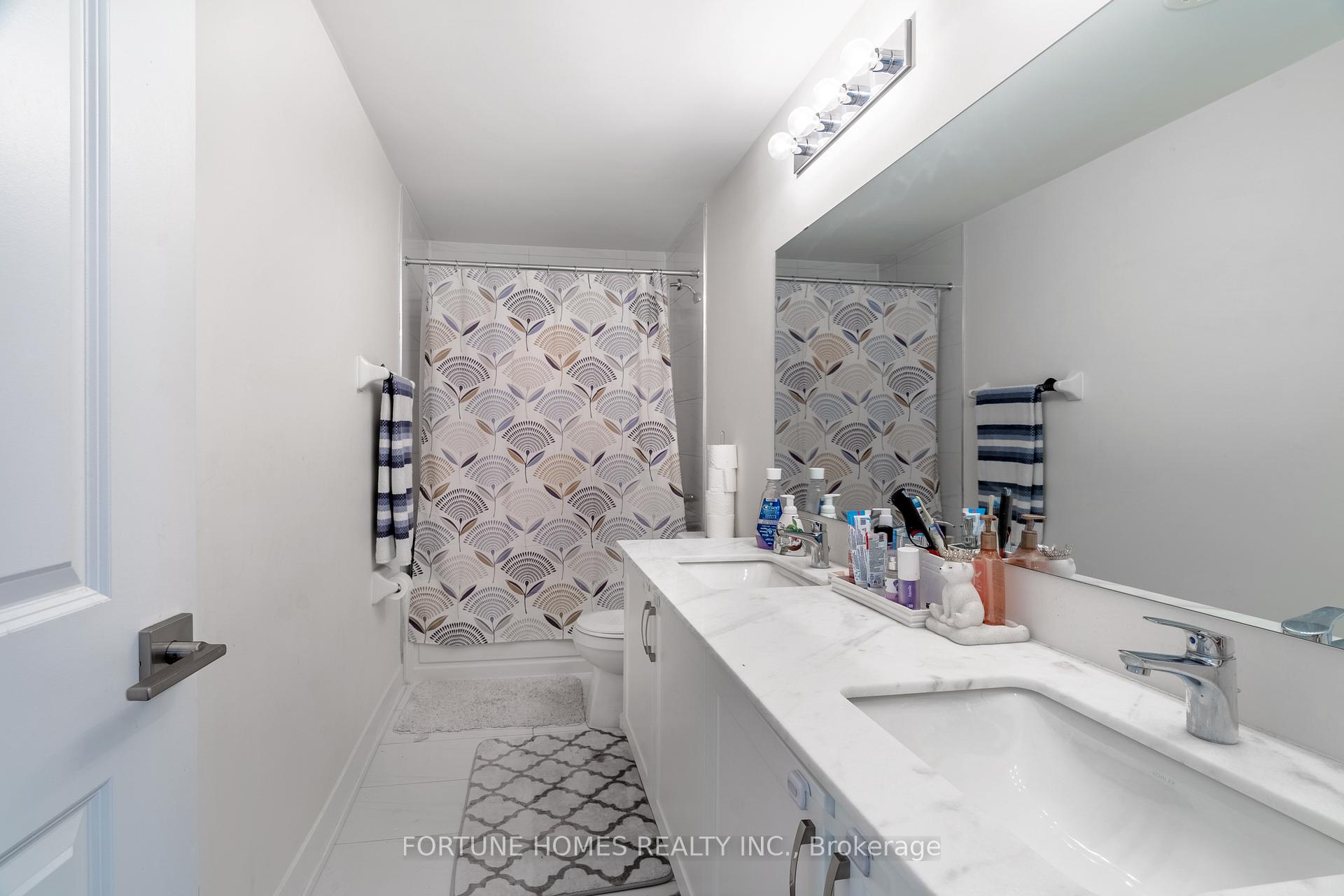 3 Bedrooms Condo at 39 John Perkins Bull, Toronto For sale