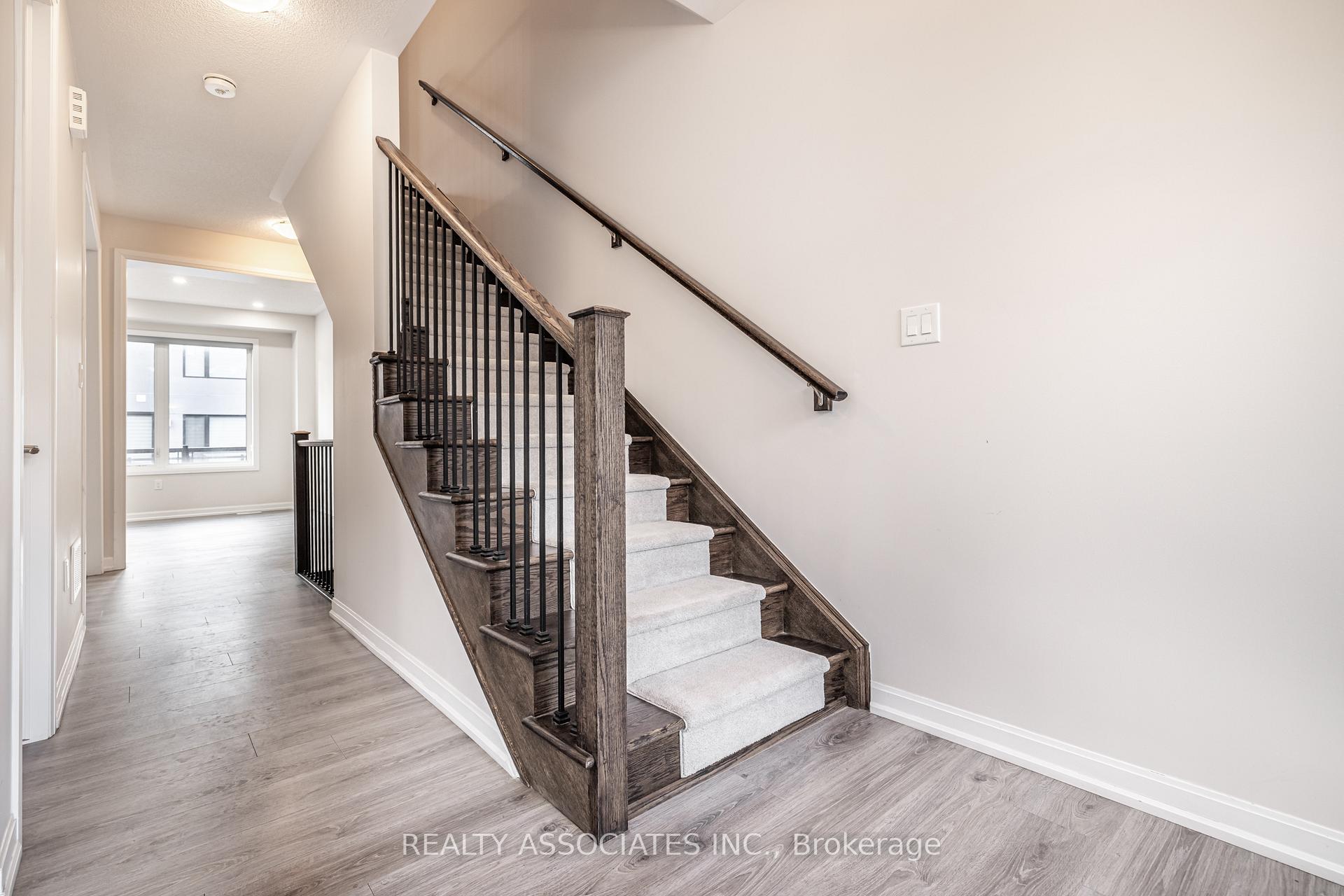 4 Bedrooms Condo at 133 Grovewood, Oakville For sale