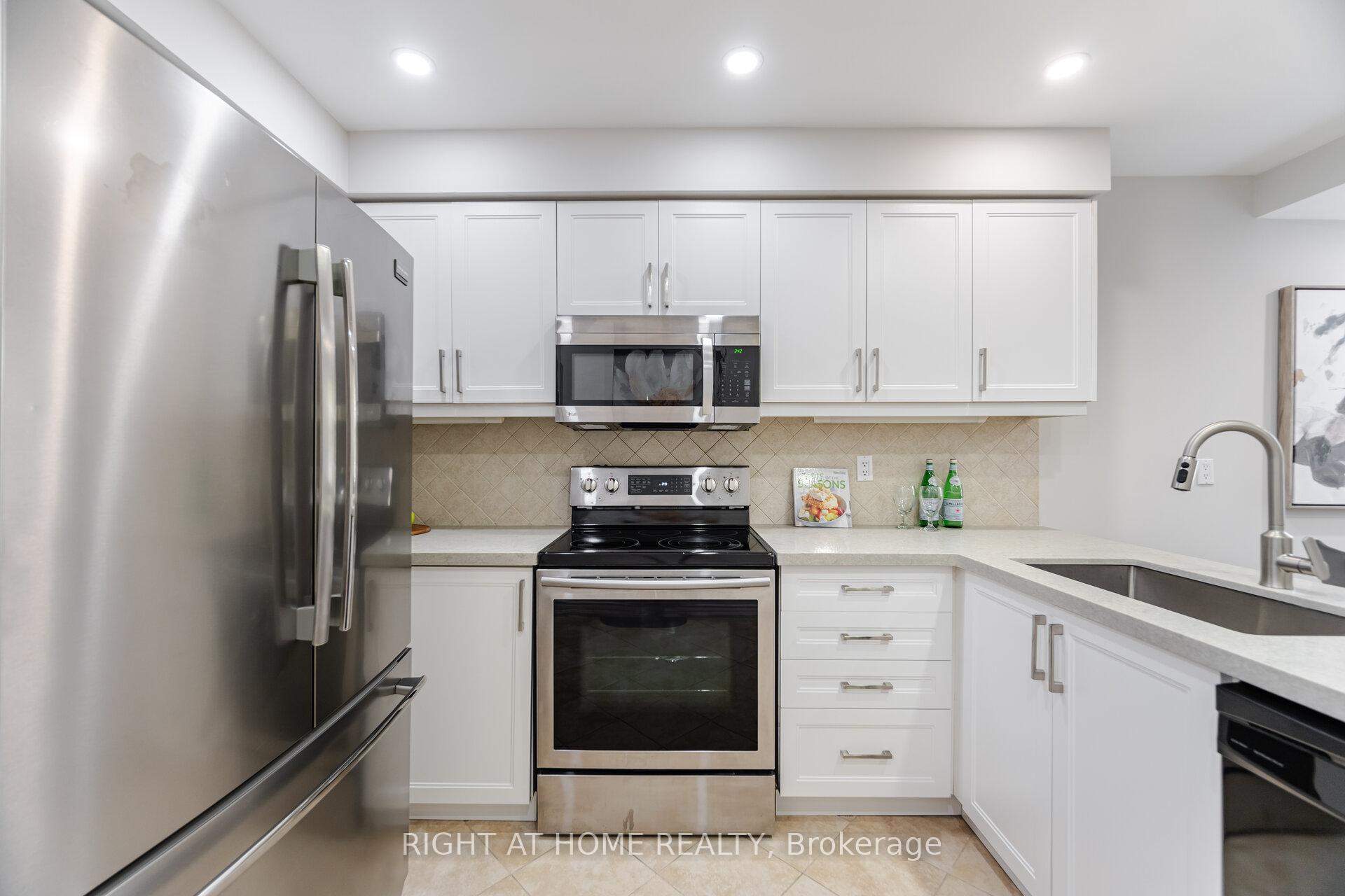3 Bedrooms Condo at 3600 Colonial, Mississauga For sale