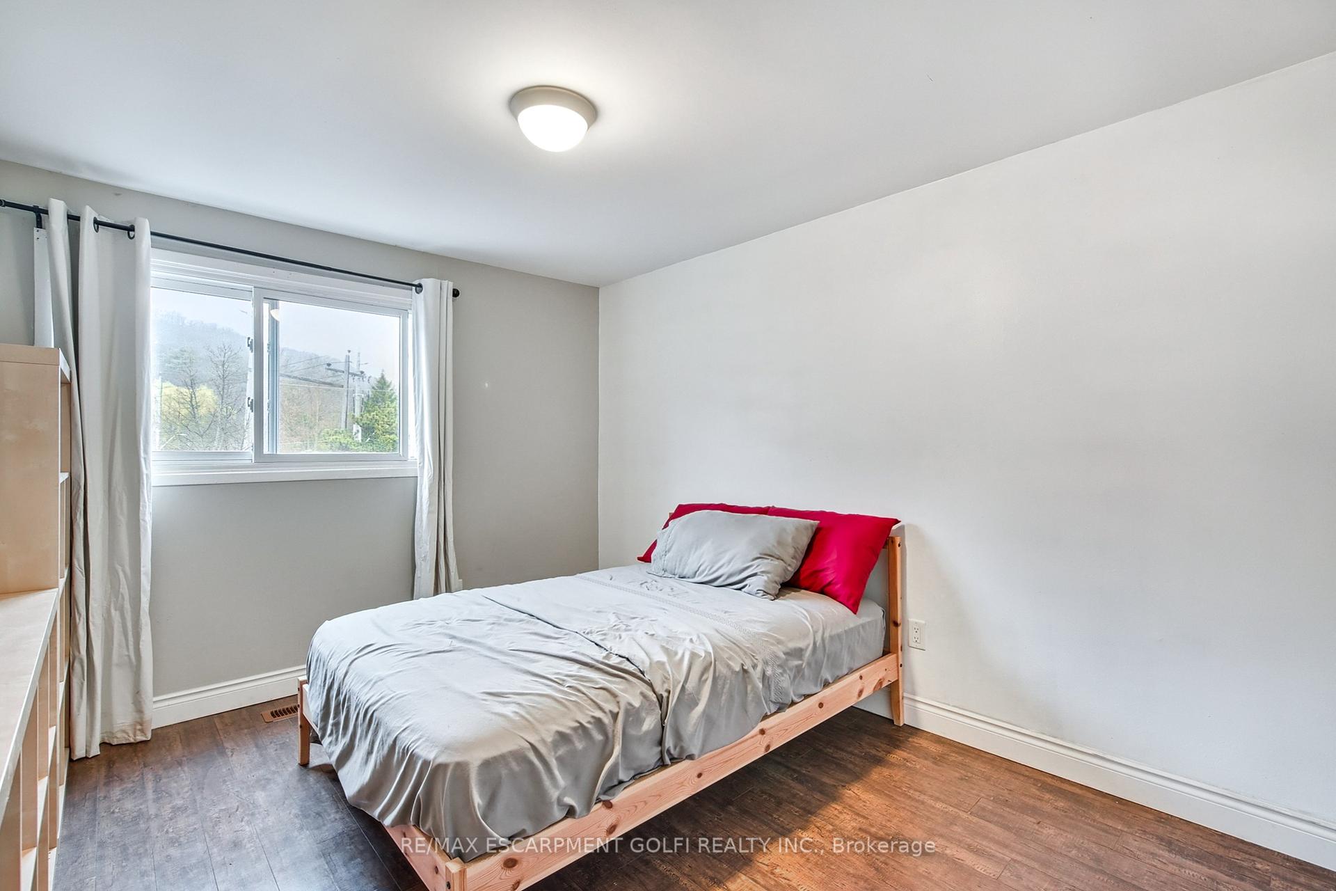 4 Bedrooms Condo at 23 WATSONS, Hamilton For sale