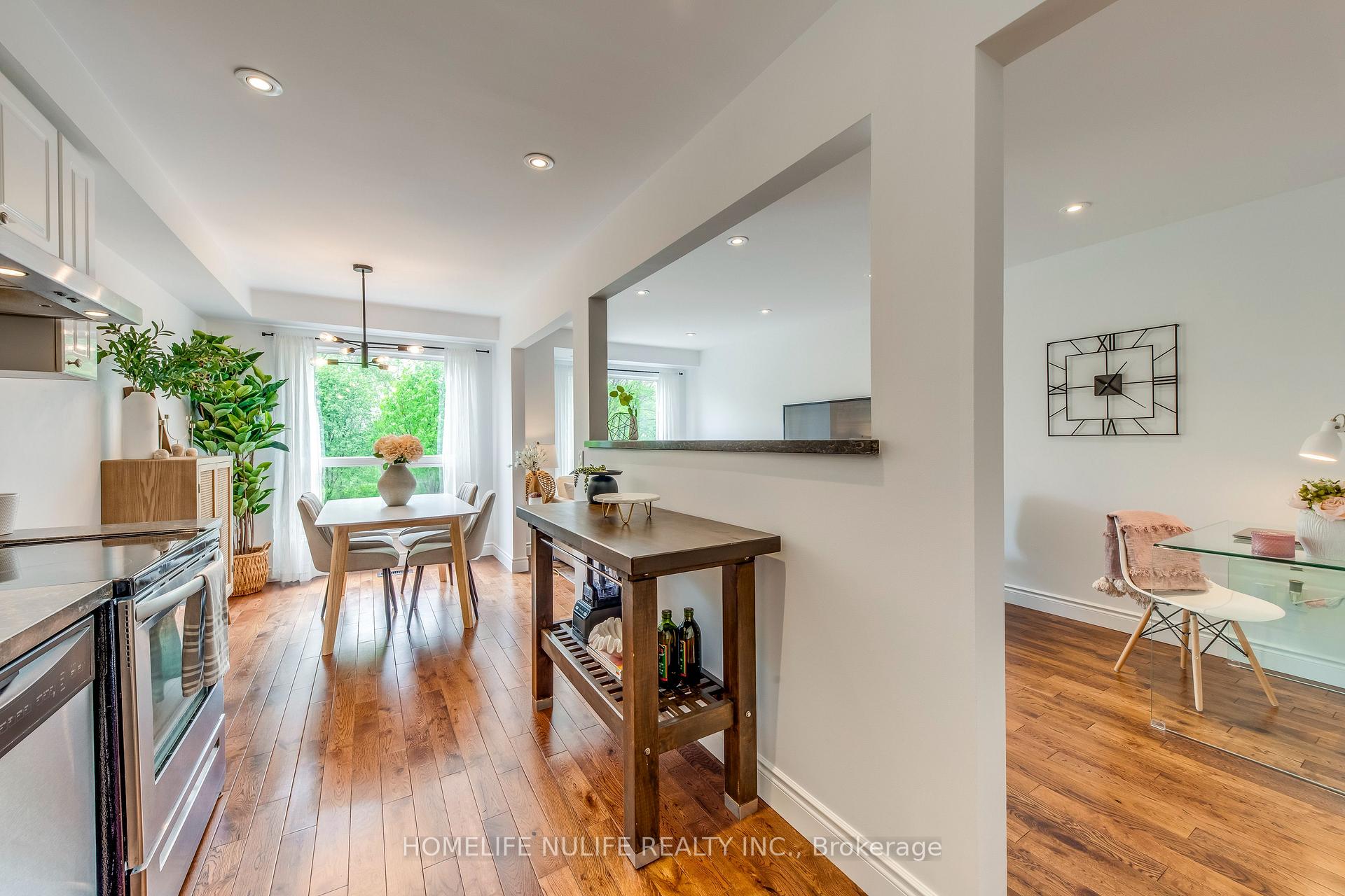 3 Bedrooms Condo at 7284 Bellshire, Mississauga For sale