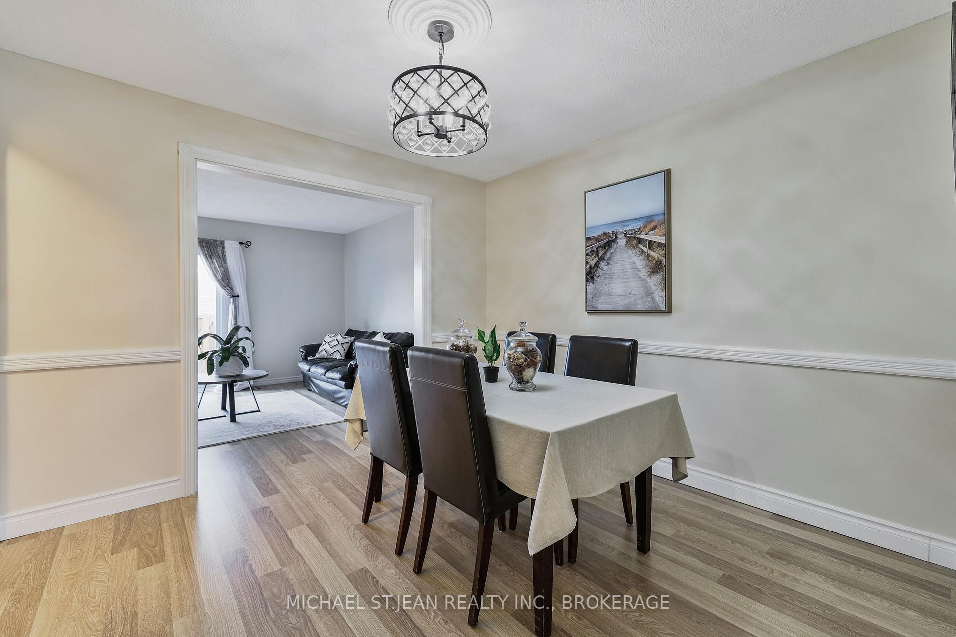 3 Bedrooms Condo at 1115 Paramount,  Hamilton For sale
