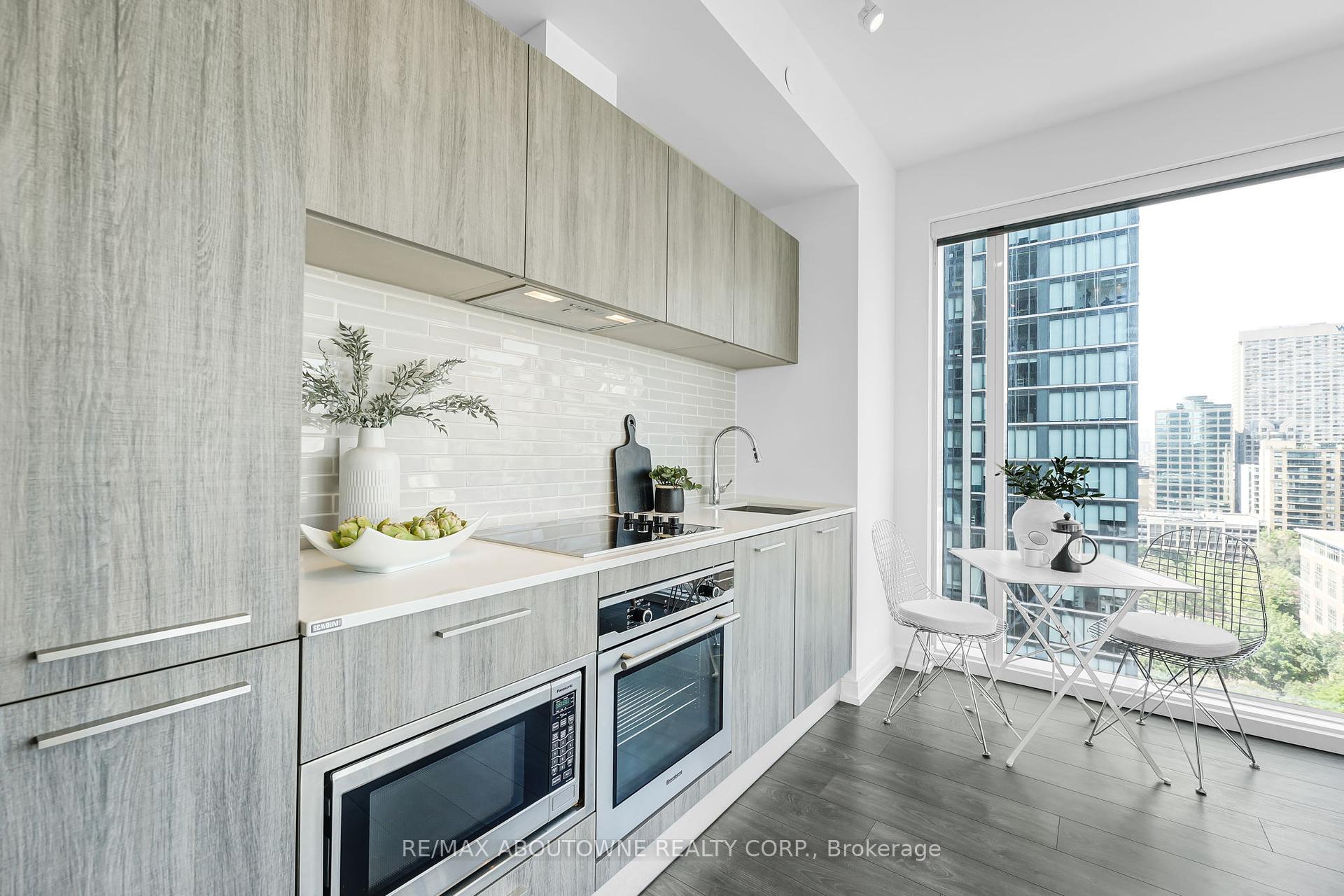 2 Bedrooms Condo at 3 Gloucester, Toronto For sale