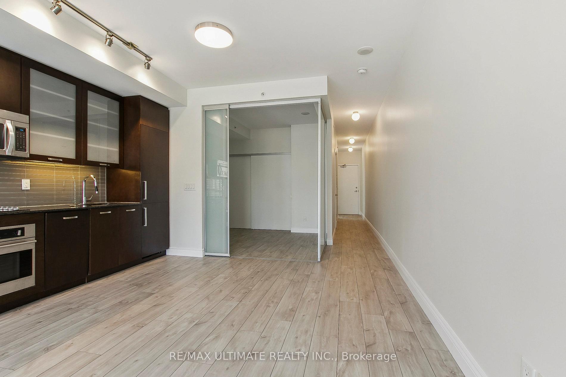 2 Bedrooms Condo at 210 Simcoe, Toronto For sale