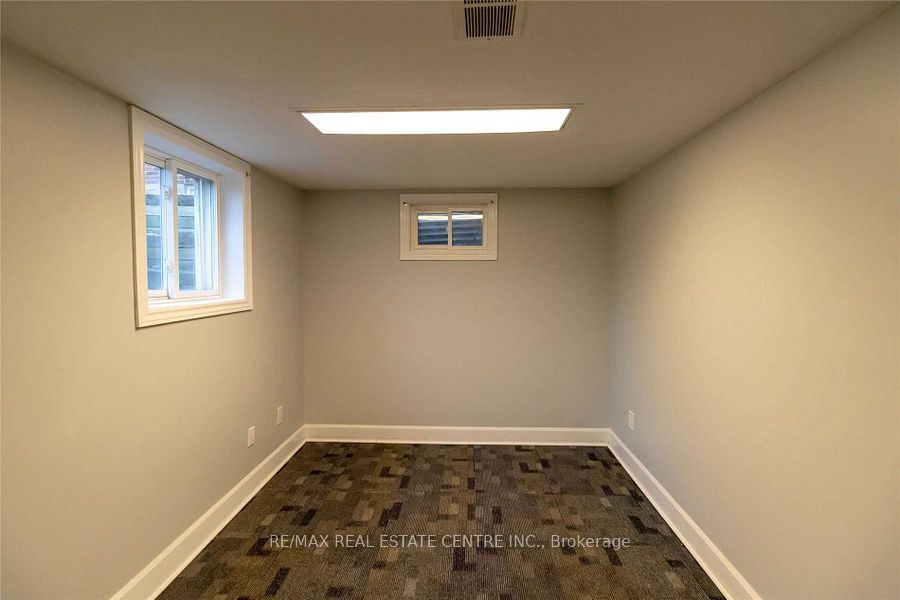 27 Hollywood Street N