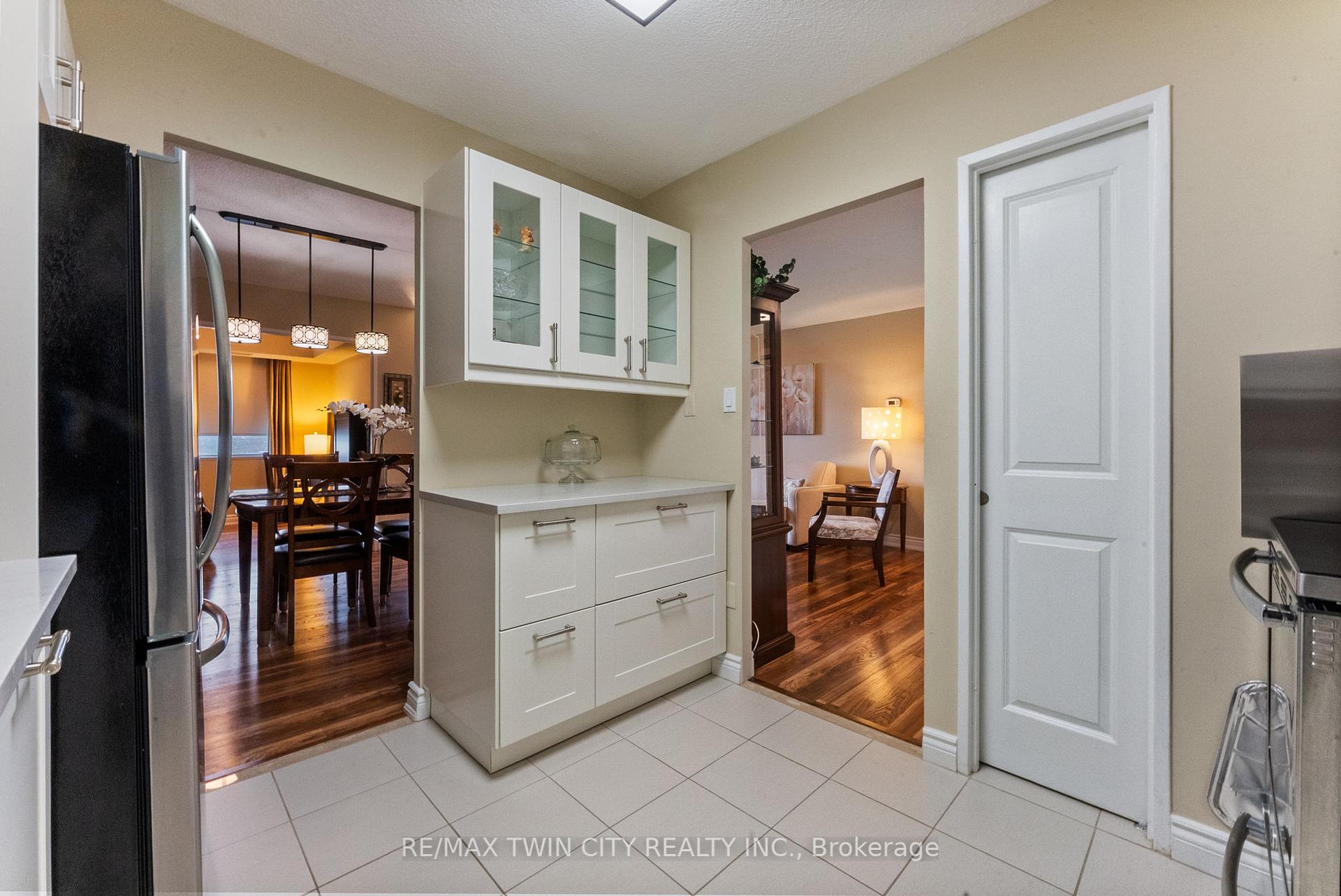 2 Bedrooms Condo at 301 Frances, Hamilton For sale
