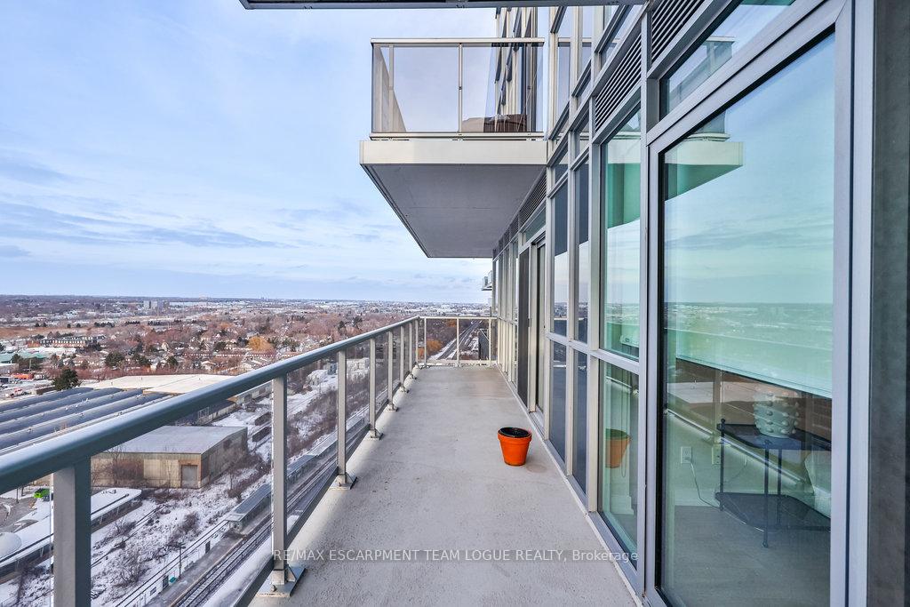 2 Bedrooms Condo at 2081 Fairview,  Burlington For sale