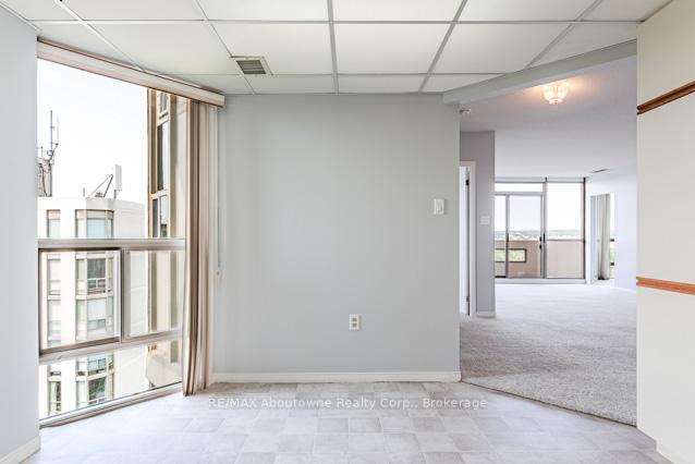 2 Bedrooms Condo at 5080 Pinedale, Burlington For sale