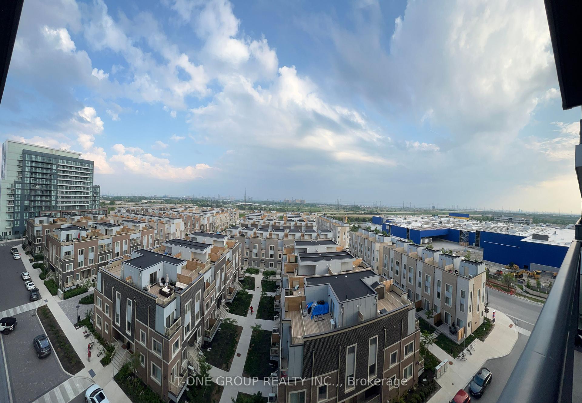 2 Bedrooms Condo at 10 Honeycrisp, Vaughan For sale