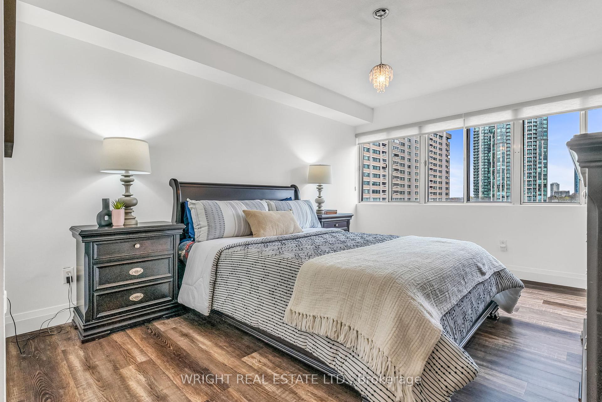 3 Bedrooms Condo at 1580 Mississauga Valley,  Mississauga For sale