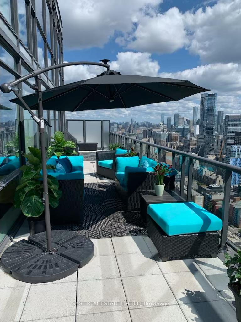 2 Bedrooms Condo at 290 Adelaide, Toronto For sale