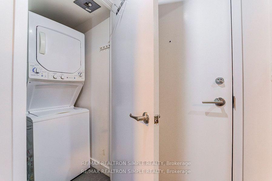 2 Bedrooms Condo at 15 Brunel, Toronto For sale