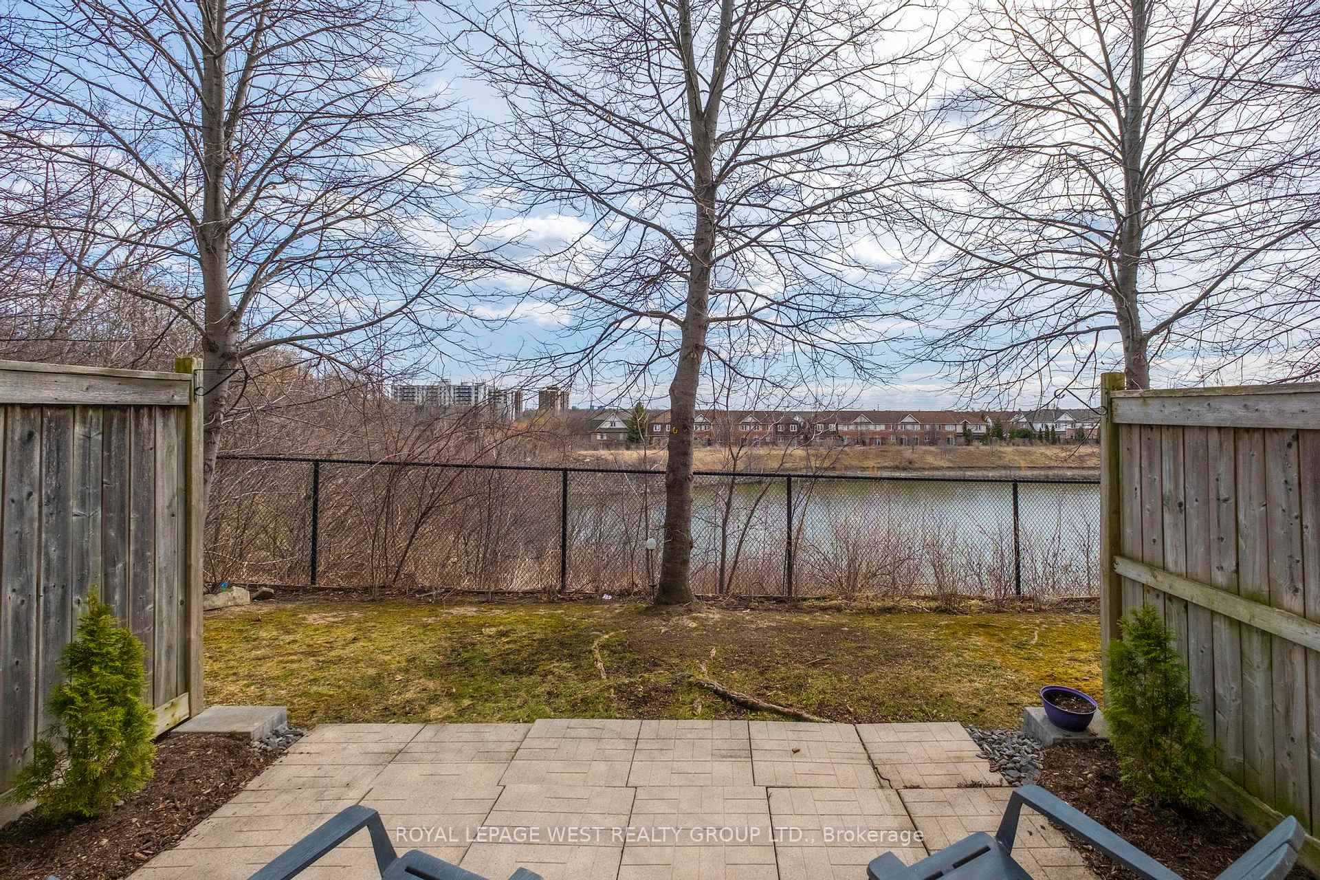 3 Bedrooms Condo at 280 Hillcrest,  Mississauga For sale