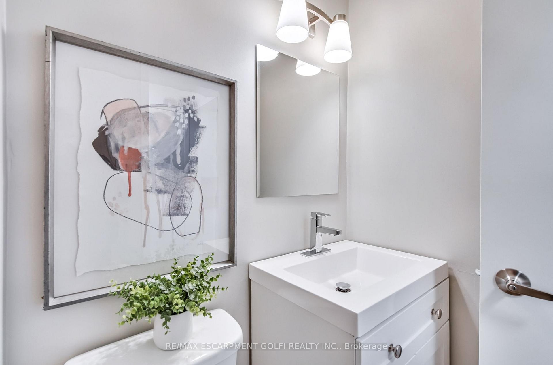 4 Bedrooms Condo at 3041 Glencrest,  Burlington For sale