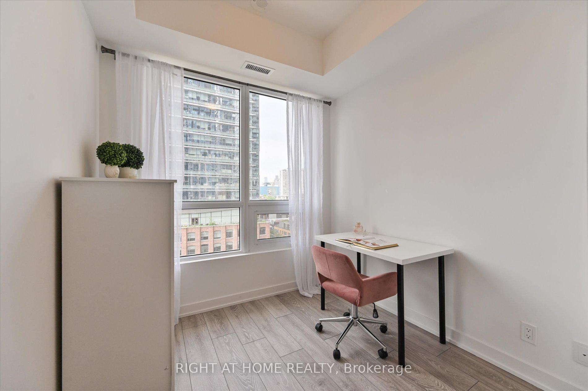 3 Bedrooms Condo at 108 Peter, Toronto For sale