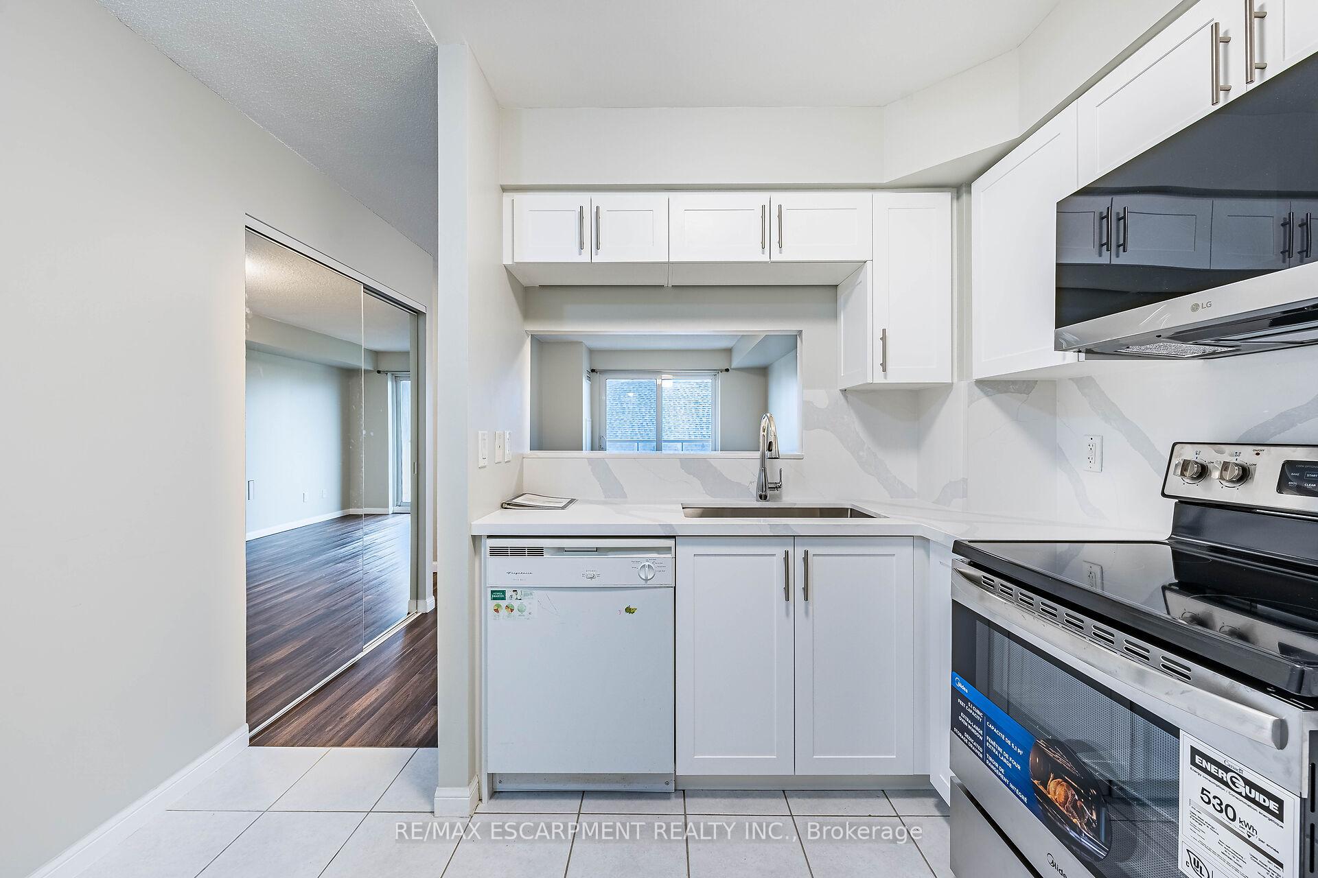 2 Bedrooms Condo at 4 Elsinore, Toronto For sale