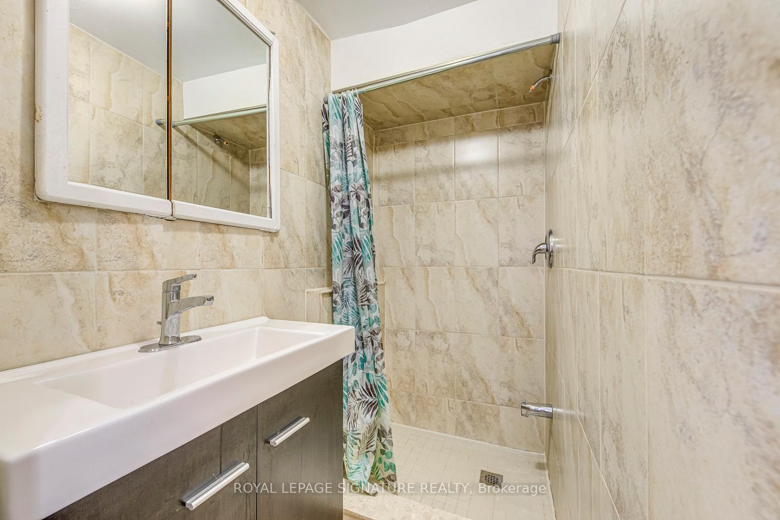 3 Bedrooms Condo at 5659 Glen Erin, Mississauga For sale