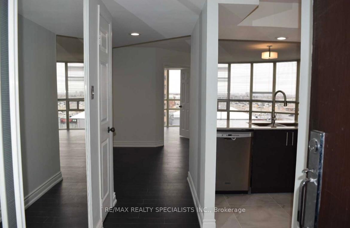 2 Bedrooms Condo at 50 Eglinton, Mississauga For sale