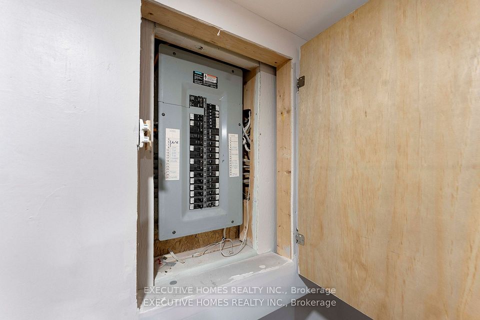 https://trreb-image.ampre.ca/gBhccpCSTuk0525zQA79hPX7r-ziyeZX9OeI2dpa_Z4/rs:fit:960:960/wm:.5:so:0:50:.4/wmsh:10/wmt:PHNwYW4gZm9yZWdyb3VuZD0nd2hpdGUnIGZvbnQ9JzY4Jz5FWEVDVVRJVkUgSE9NRVMgUkVBTFRZIElOQy4sIEJyb2tlcmFnZTwvc3Bhbj4/L3RycmViL2xpc3RpbmdzLzQxLzEwLzY5Lzk0L3AvMGMwN2Y5YjYtZTIzNy00OTYxLWJiZmUtODVjNjcyODIwMTNiLmpwZw.jpg