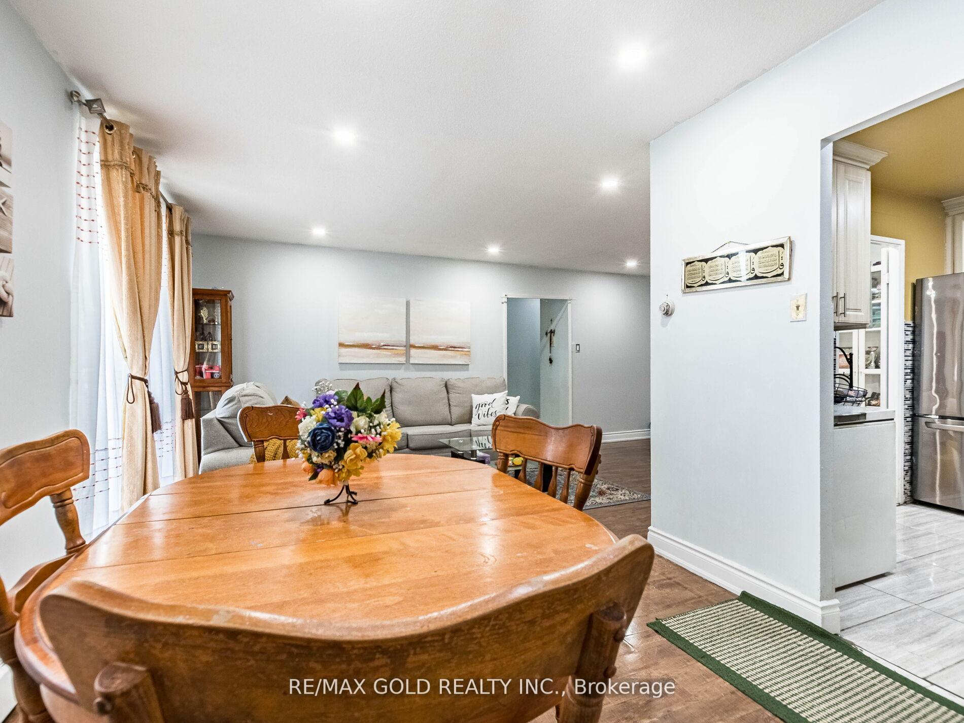 3 Bedrooms Condo at 3555 Derry, Mississauga For sale