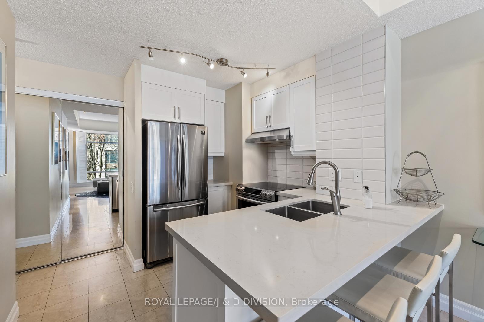 2 Bedrooms Condo at 500 Queens,  Toronto For sale