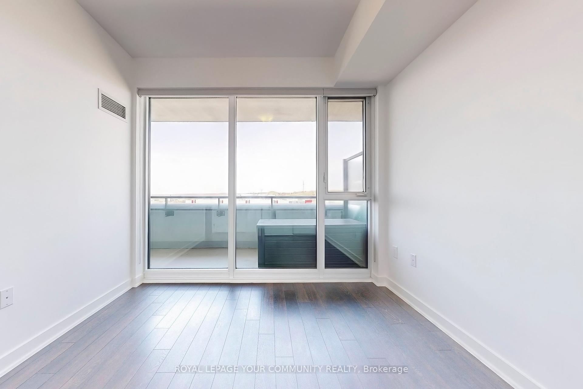 2 Bedrooms Co-op at 100 Eagle Rock, Vaughan For sale