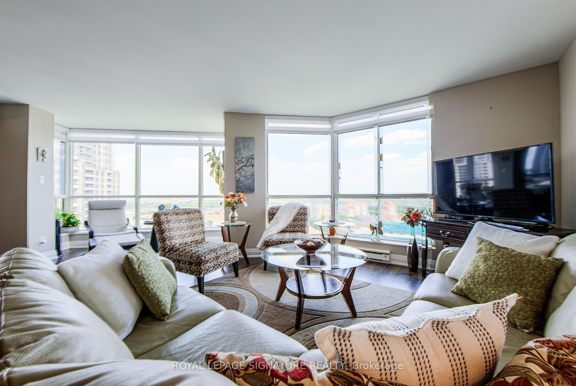 3 Bedrooms Condo at 55 Kingsbridge Garden, Mississauga For sale