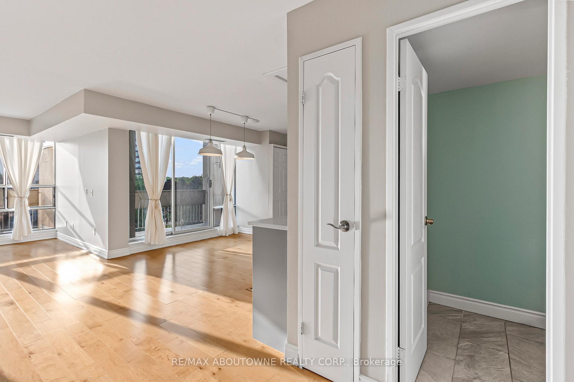 3 Bedrooms Condo at 1300 Marlborough, Oakville For sale