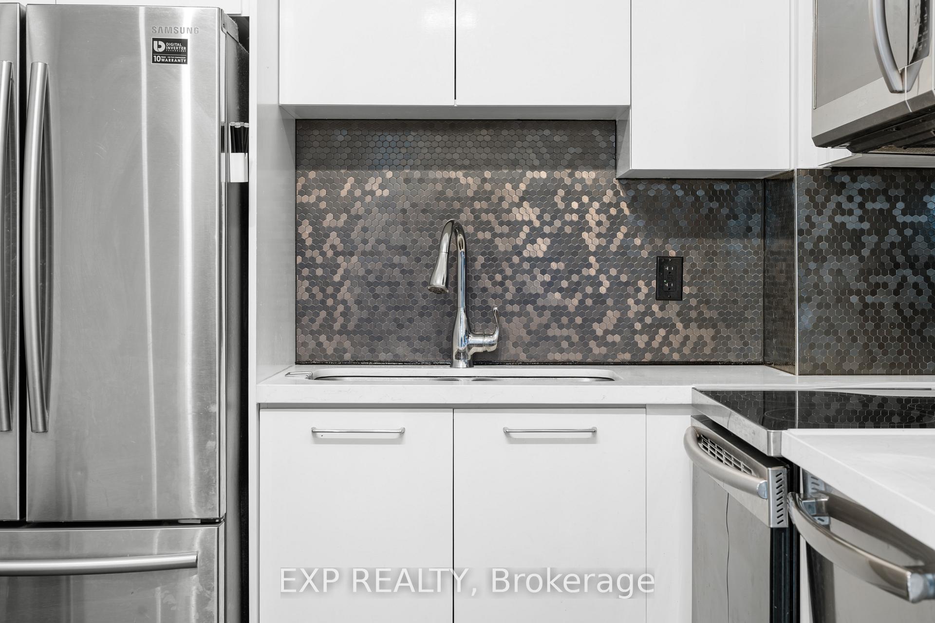 3 Bedrooms Condo at 2 Clairtrell, Toronto For sale