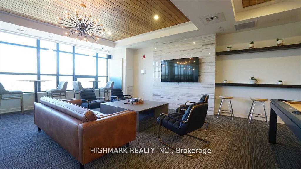 2 Bedrooms Condo at 320 Plains, Burlington For sale