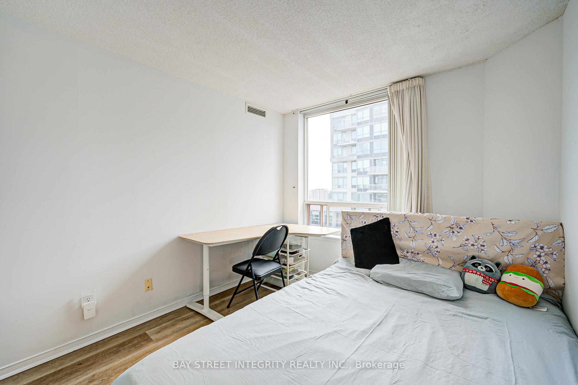 2 Bedrooms Condo at 18 Hillcrest,  Toronto For sale