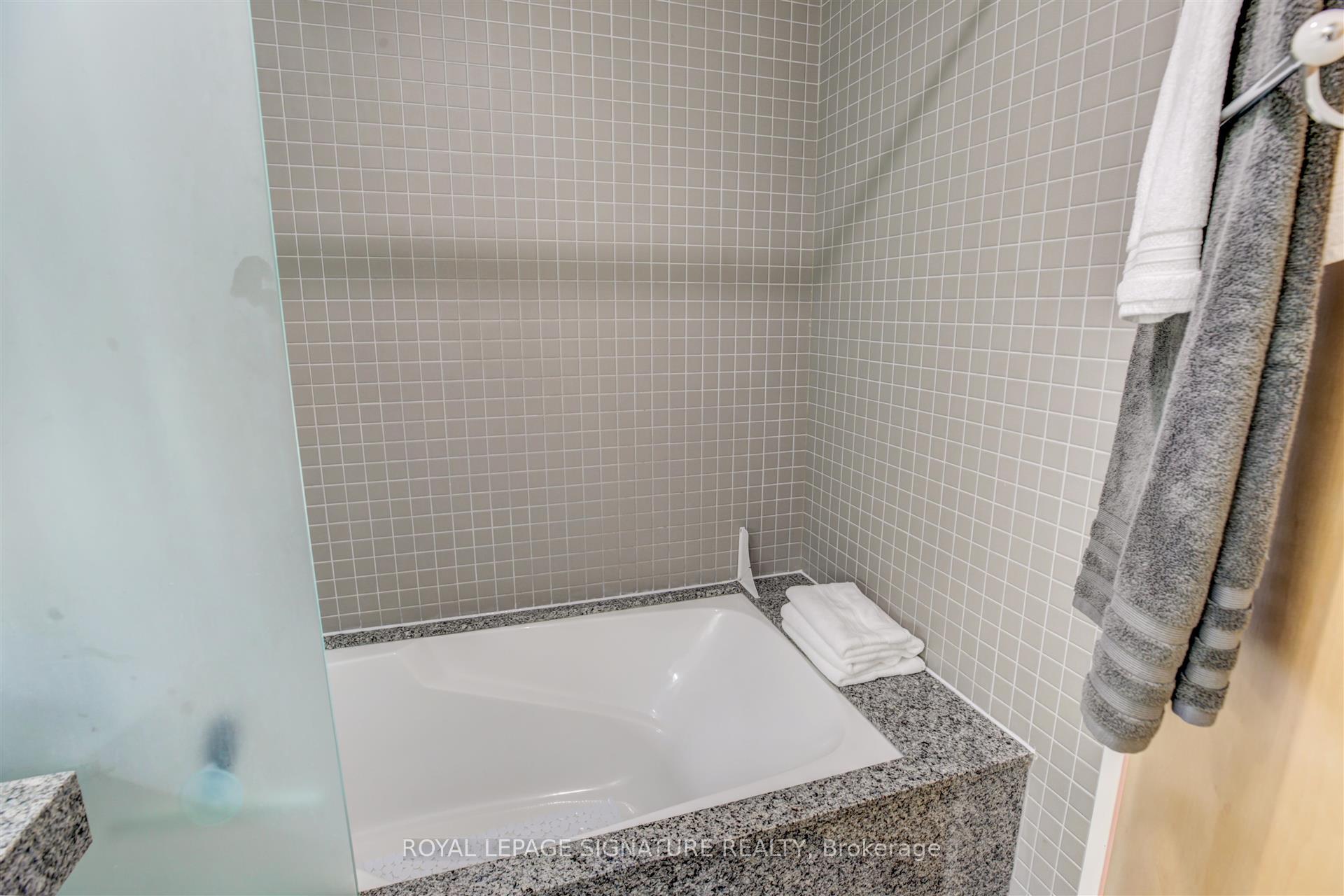 2 Bedrooms Condo at 1 Shaw, Toronto For sale