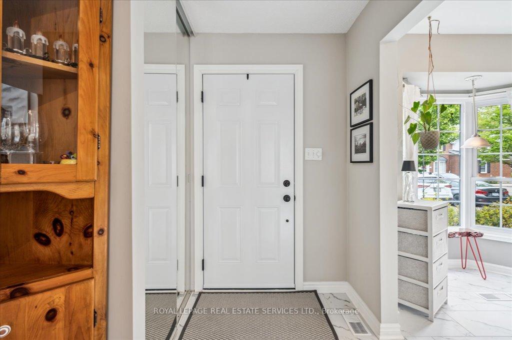 2 Bedrooms Condo at 1275 Maple Crossing, Burlington For sale