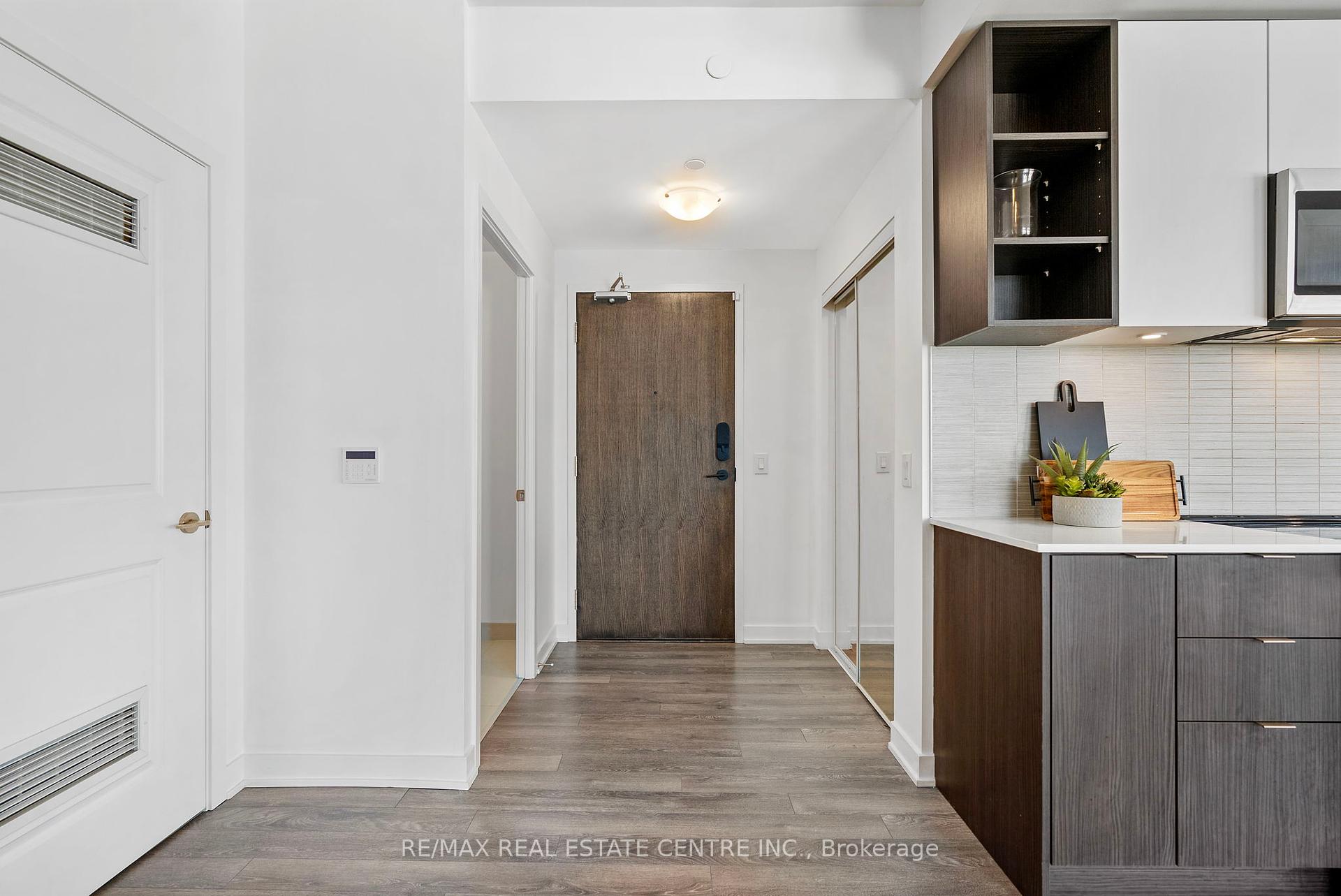 3 Bedrooms Condo at 100 Eagle Rock, Vaughan For sale