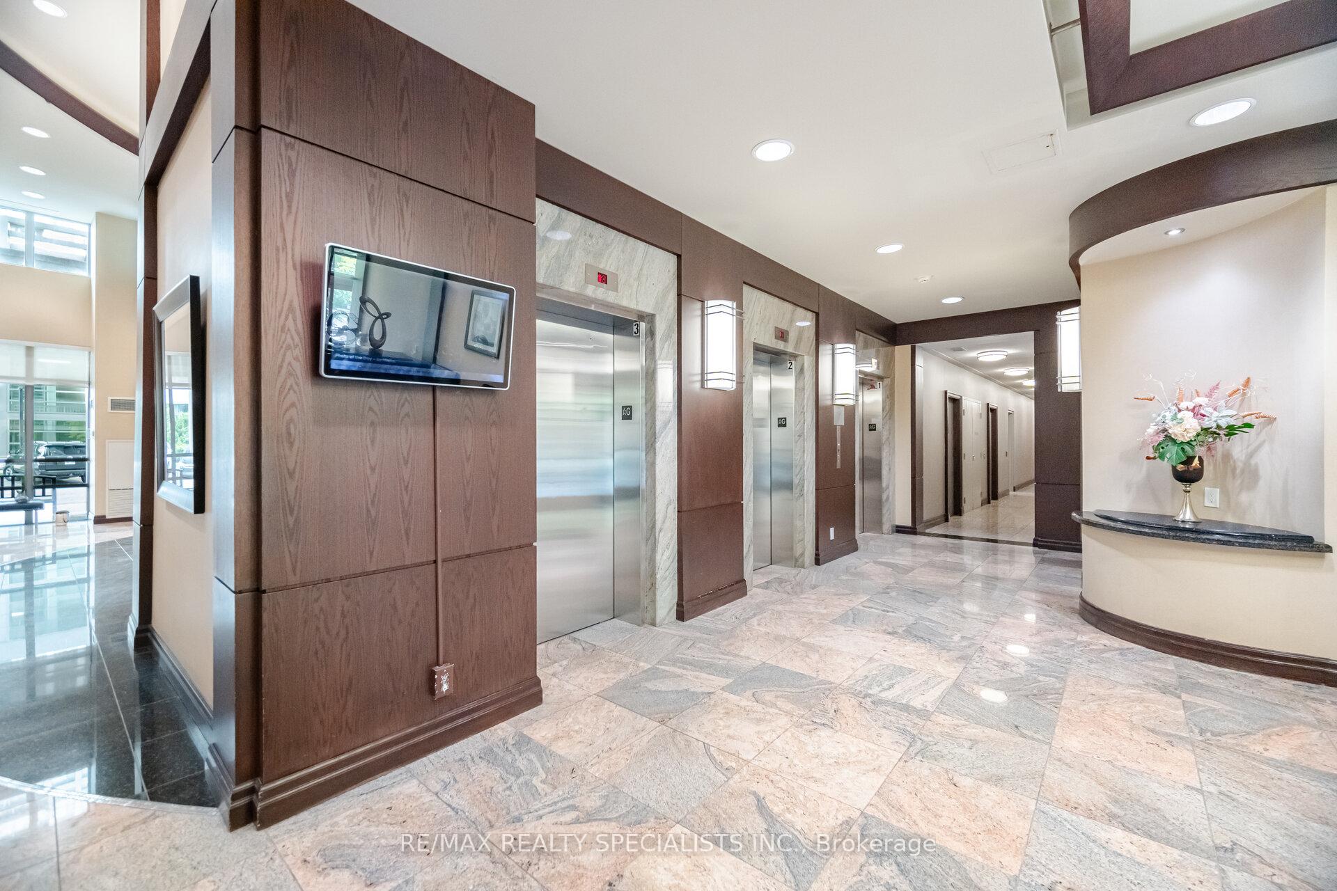 2 Bedrooms Condo at 335 Rathburn, Mississauga For sale