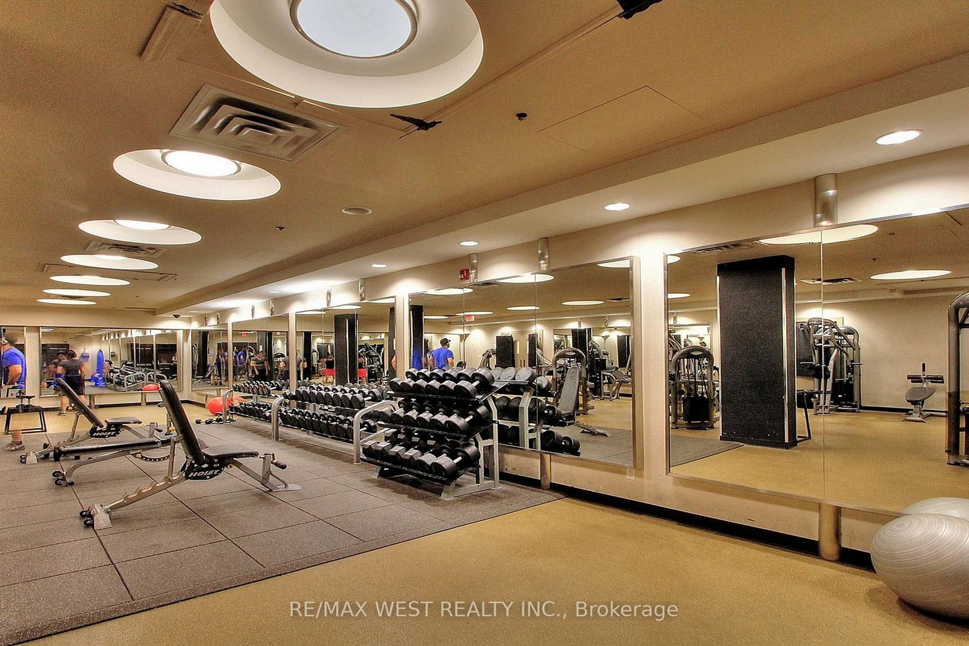2 Bedrooms Condo at 80 Absolute, Mississauga For sale
