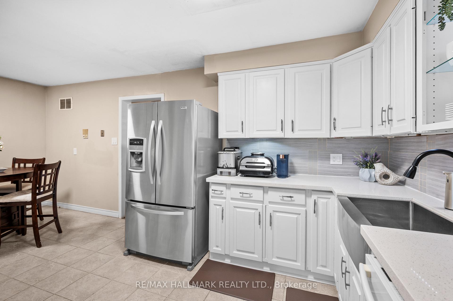 3 Bedrooms Condo at 6679 Shelter Bay,  Mississauga For sale