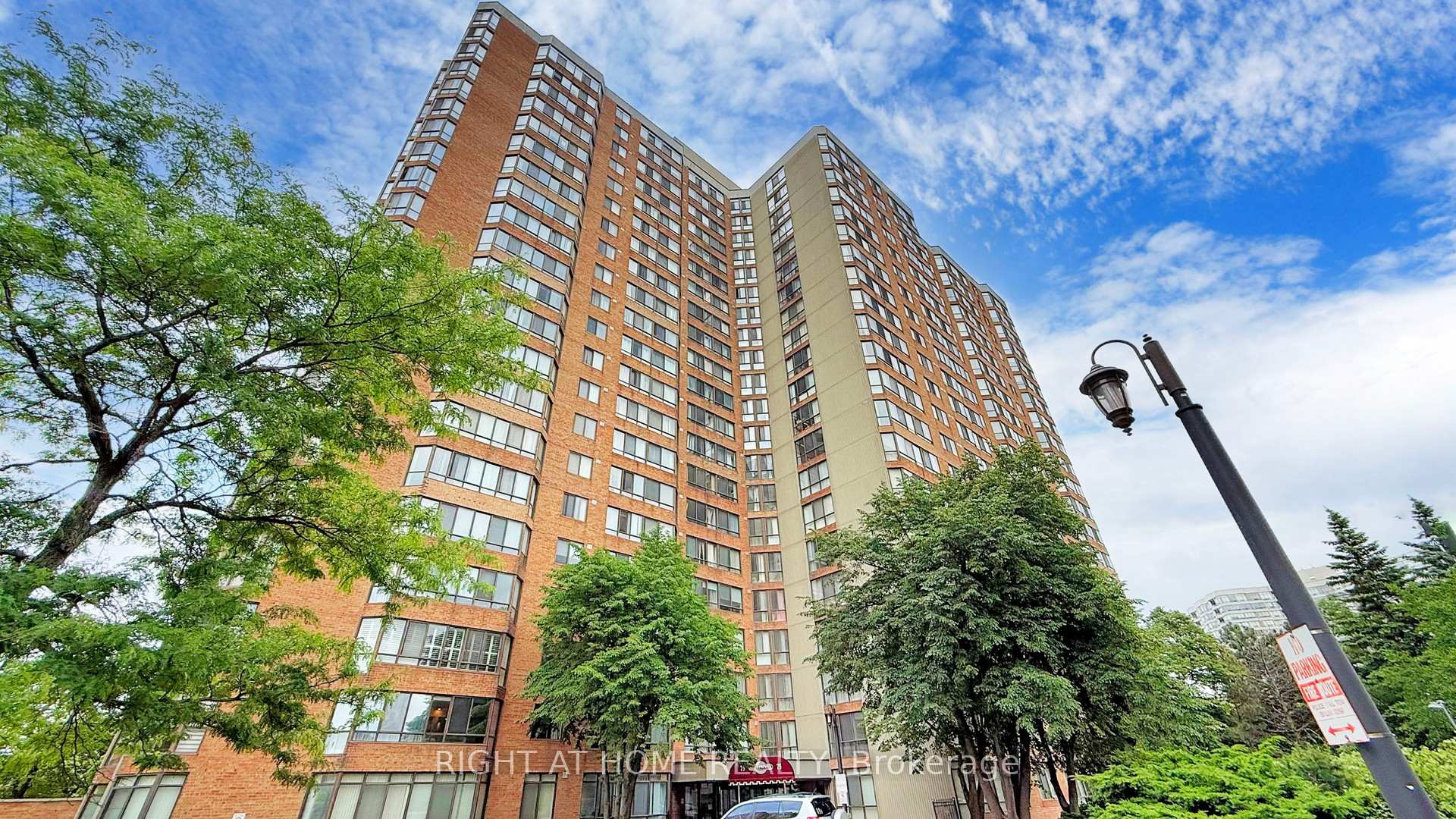 3 Bedrooms Condo at 75 Bamburgh, Toronto For sale