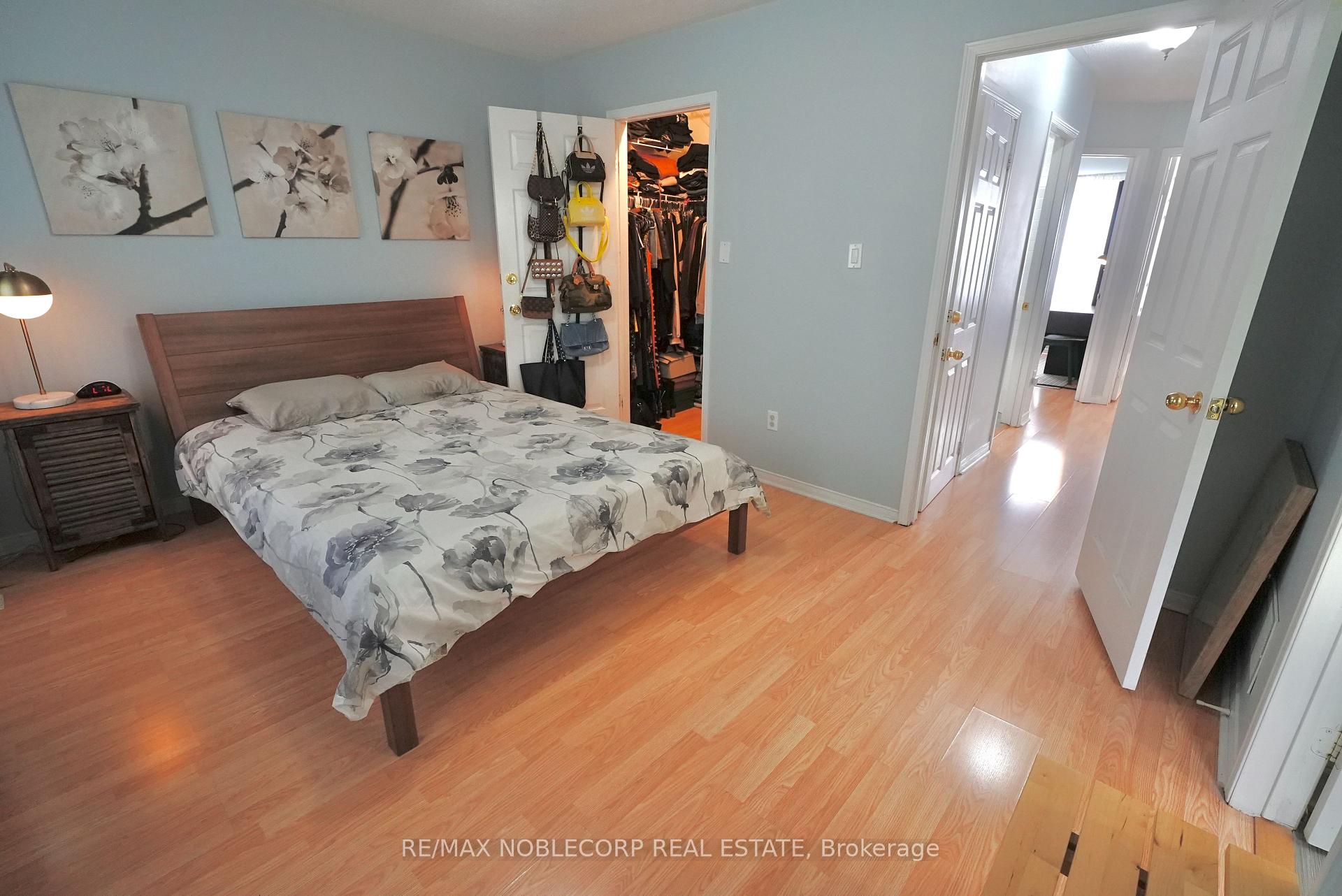 4 Bedrooms Condo at 17 Overlea, Toronto For sale