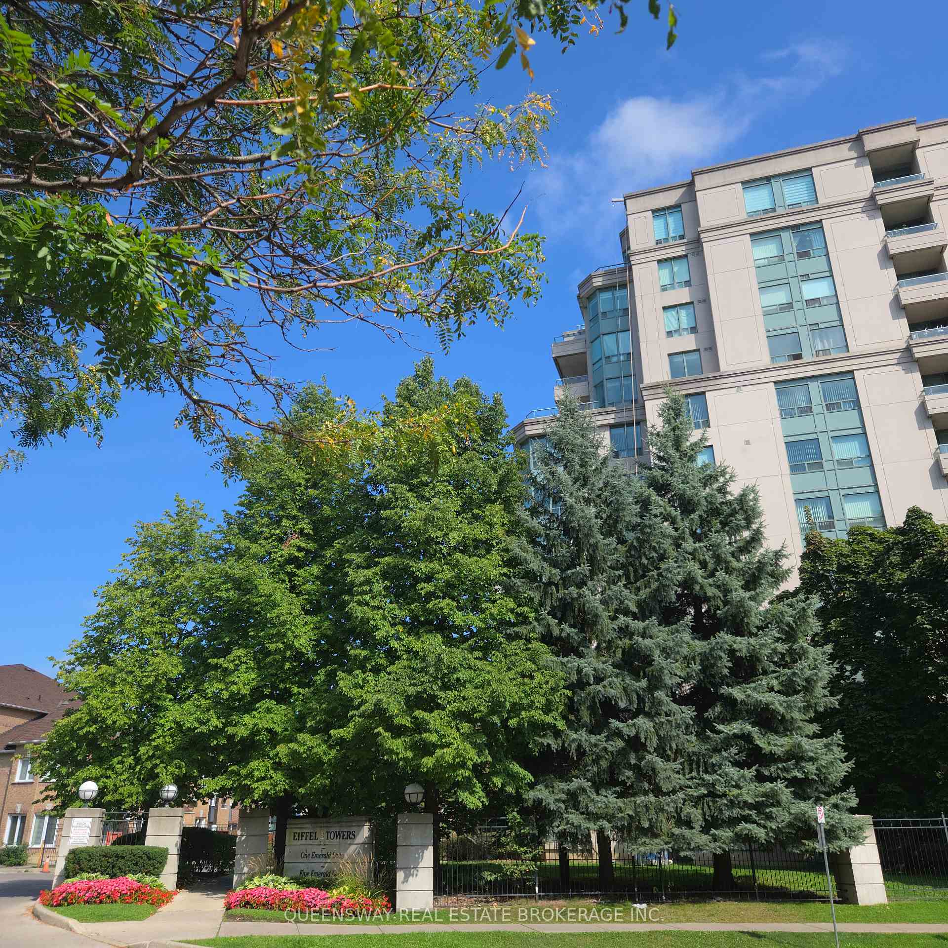 2 Bedrooms Condo at 1 Emerald, Vaughan For sale