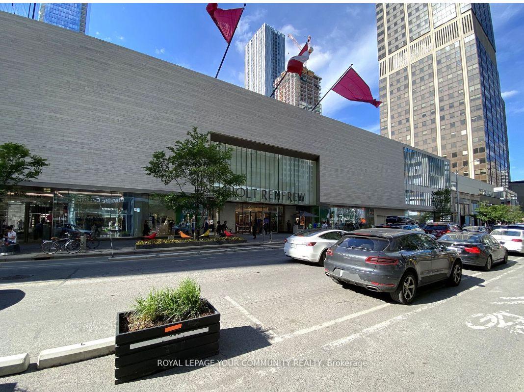 3 Bedrooms Condo at 21 Balmuto, Toronto For sale