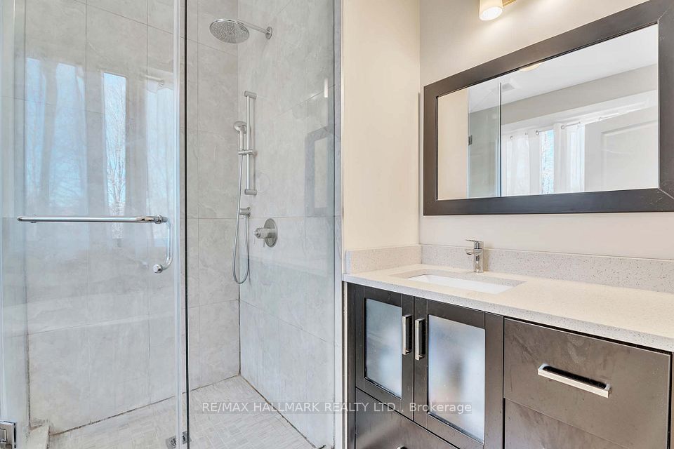 Ensuite with Free-Standing Bathtub &Walk-in Shower