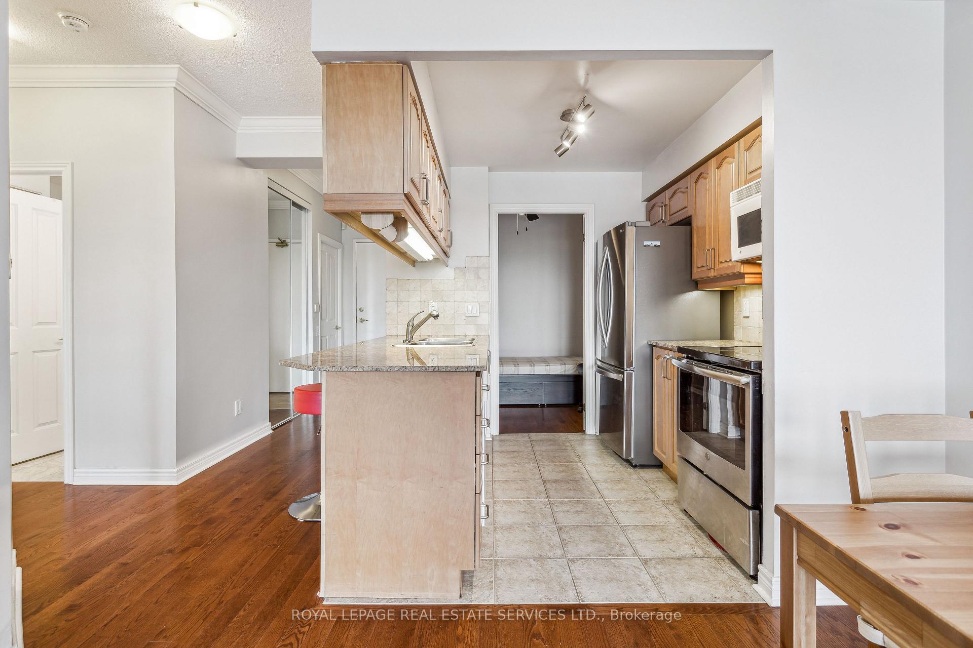 2 Bedrooms Condo at 40 Old Mill, Oakville For sale