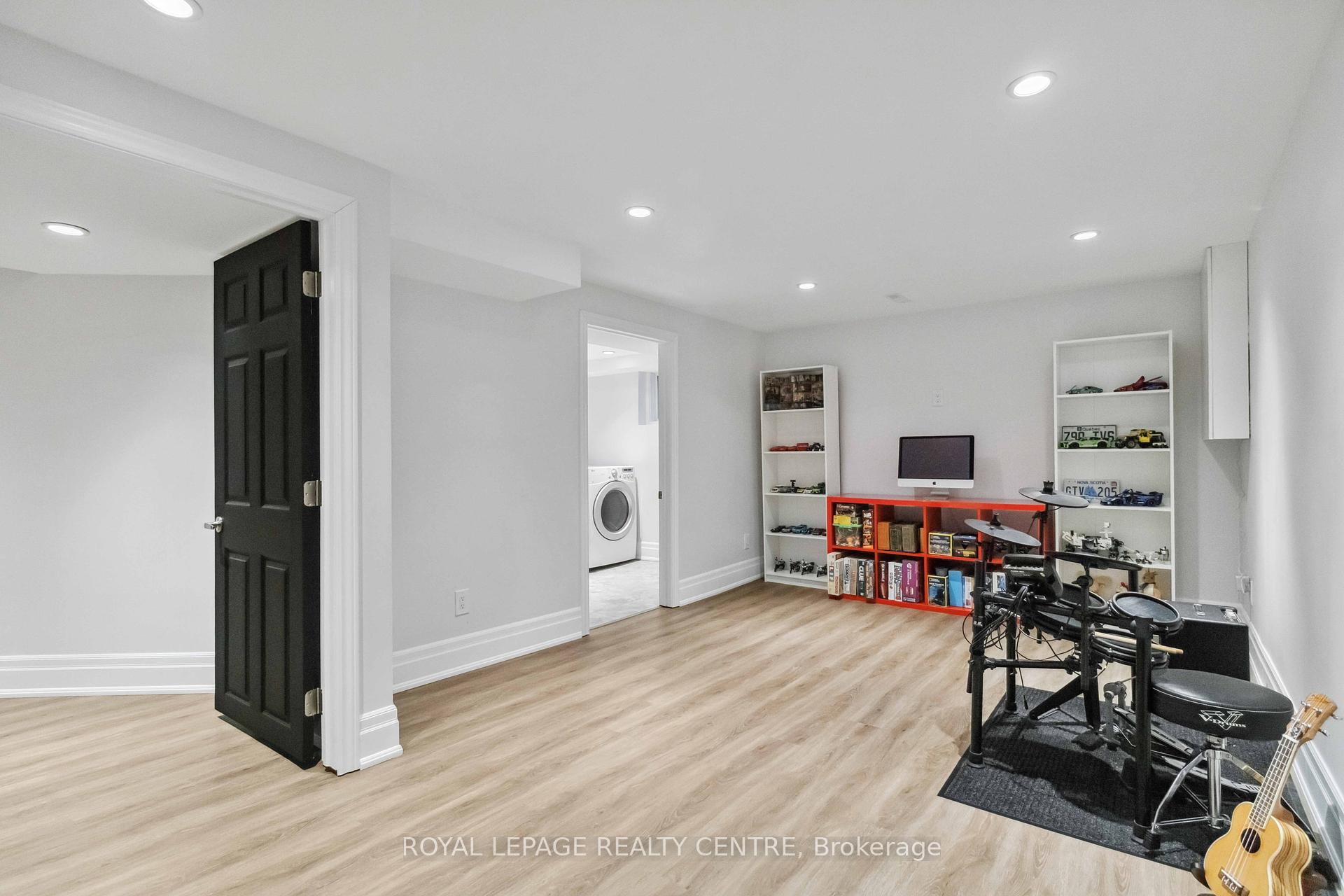 3 Bedrooms Condo at 3400 Rhonda, Mississauga For sale