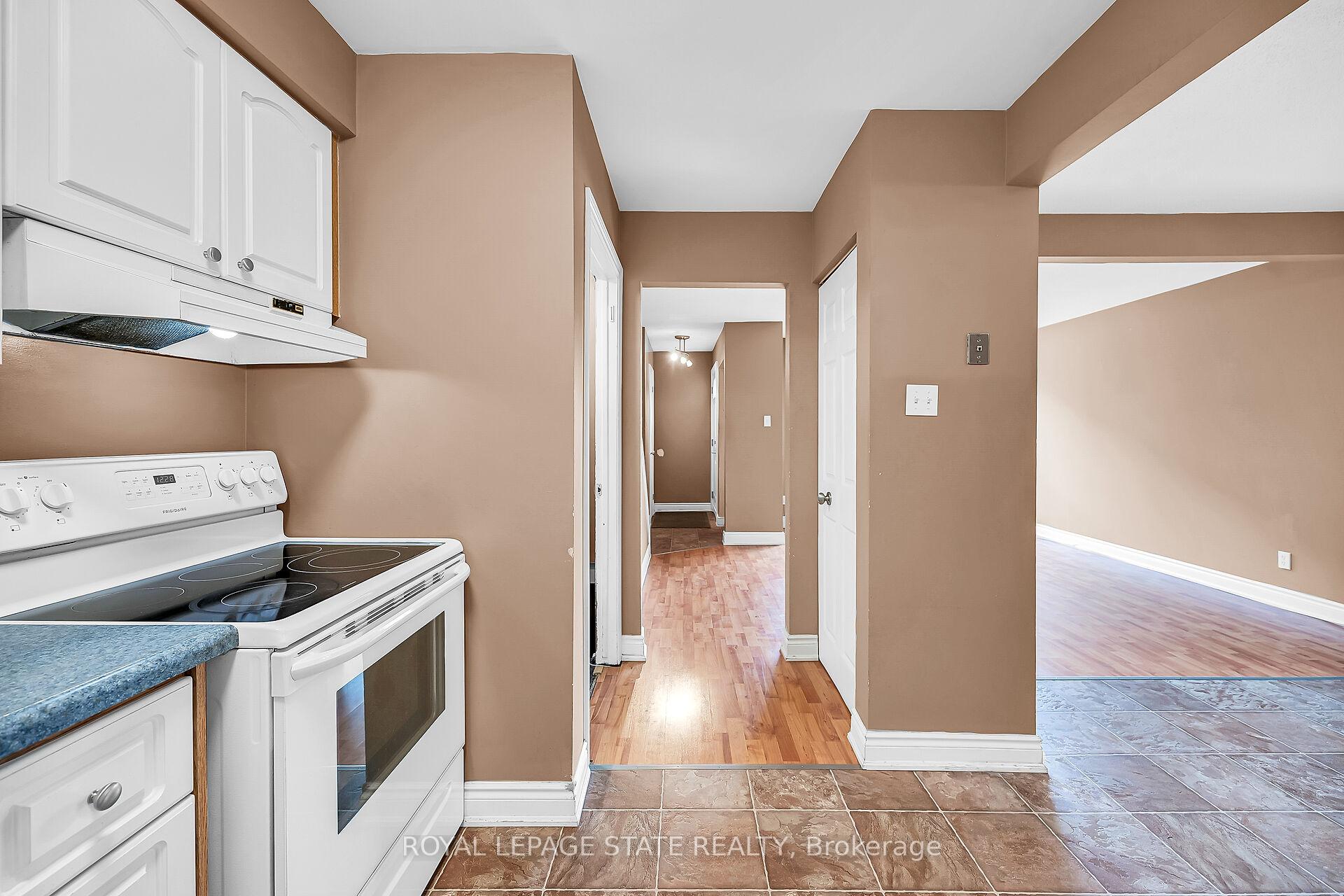 3 Bedrooms Condo at 977 Francis, Burlington For sale